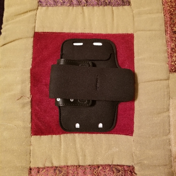 Apple iHome Fitness Arm Band - Picture 2 of 6